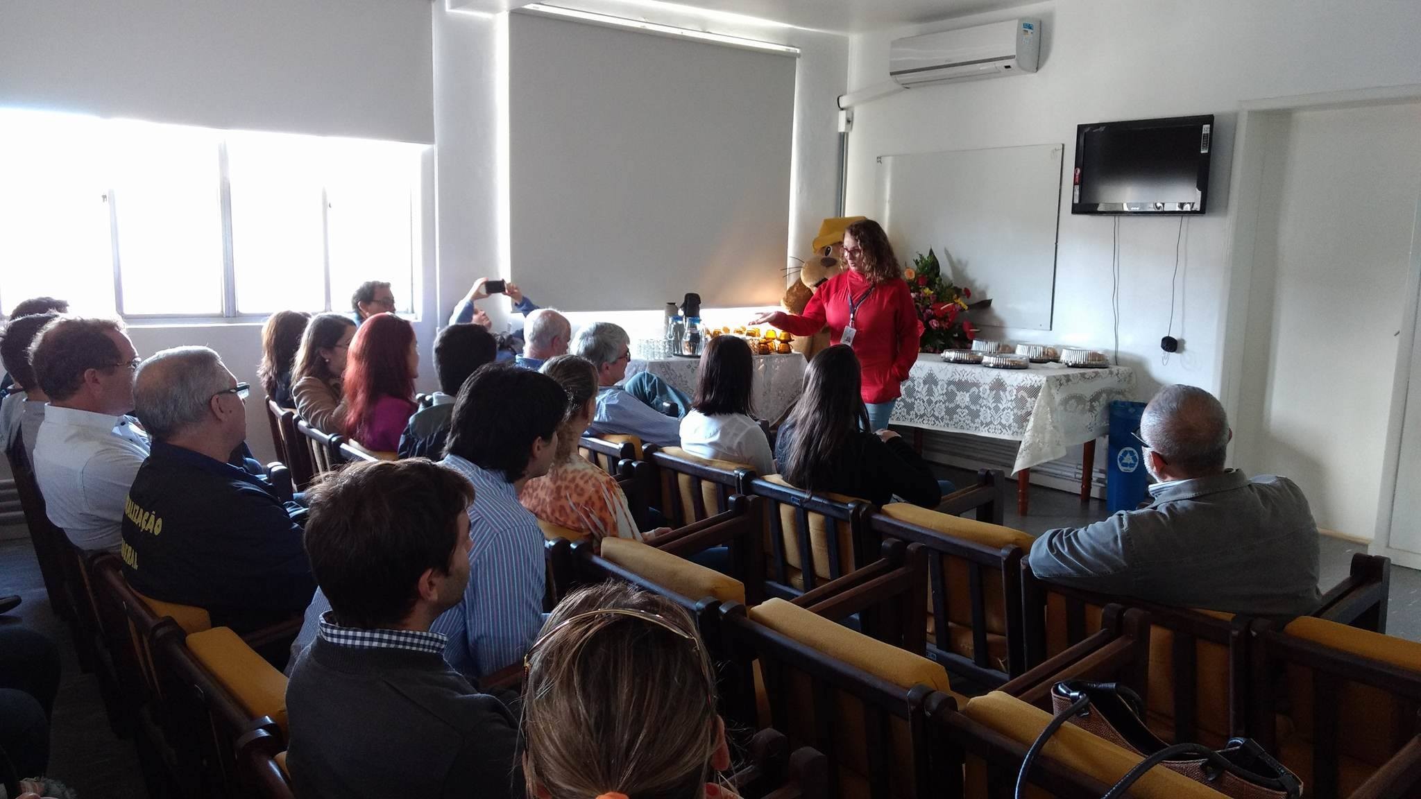 Participantes do evento sobre embarque de carga viva visitam o Porto Novo