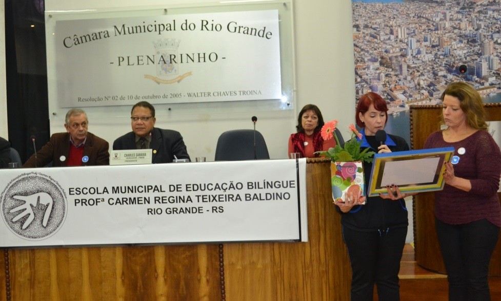 Escola Bilíngue é homenageada na Câmara Municipal