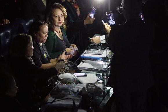 Sem luz, senadoras mantêm ocupação da Mesa do Senado para impedir votação