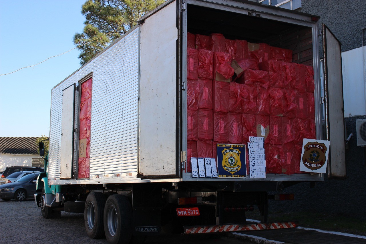 PRF e PF apreendem 425 mil maços de cigarros contrabandeados