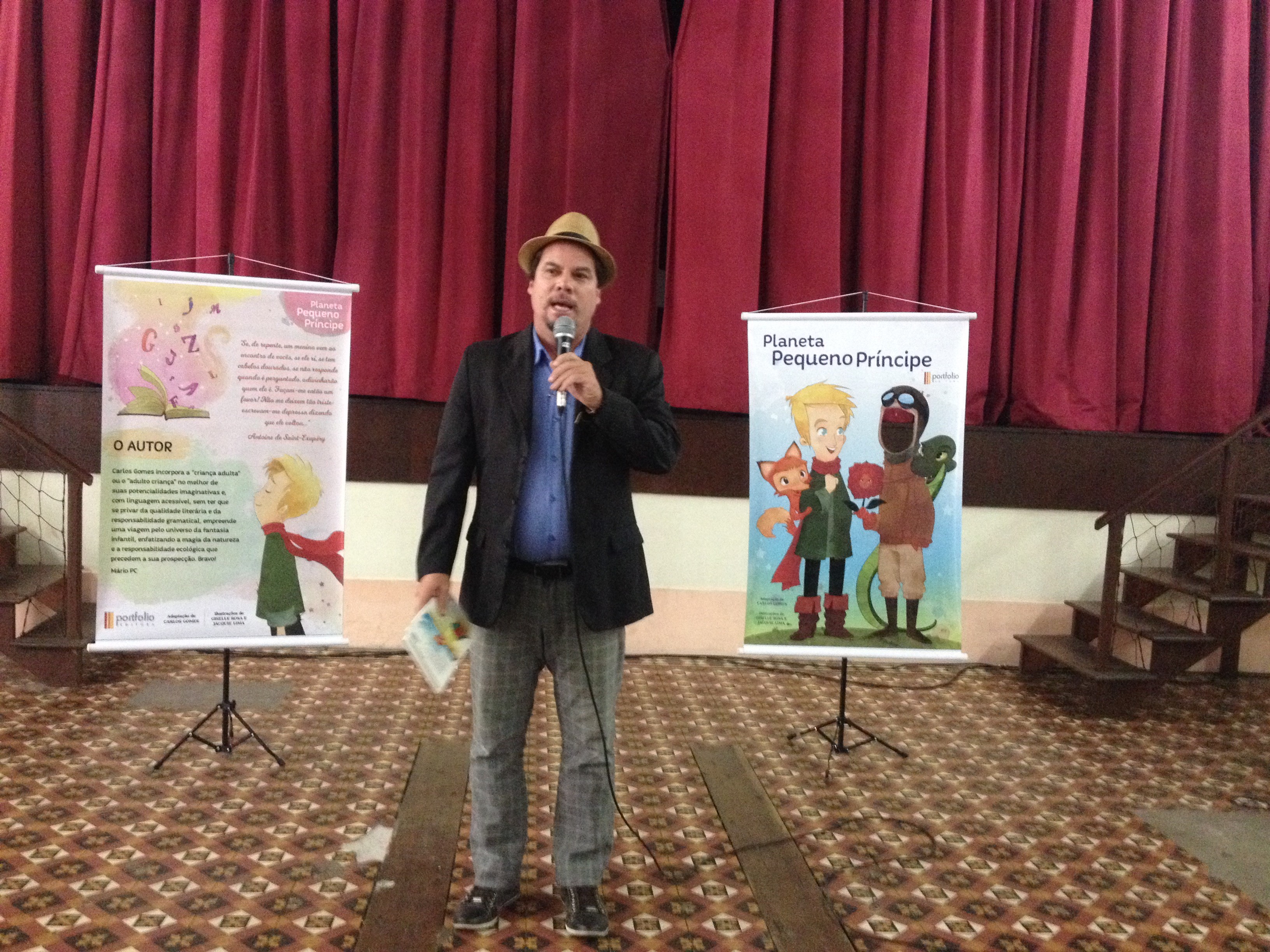 Autor Carlos Gomes palestra para alunos do Colégio Salesianos