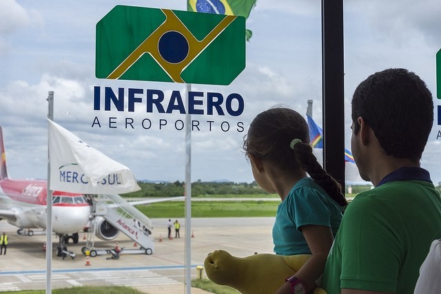 Conheça as regras para menores que viajam desacompanhados