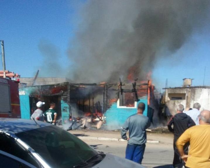 Fogo destrói residência no bairro Castelo Branco