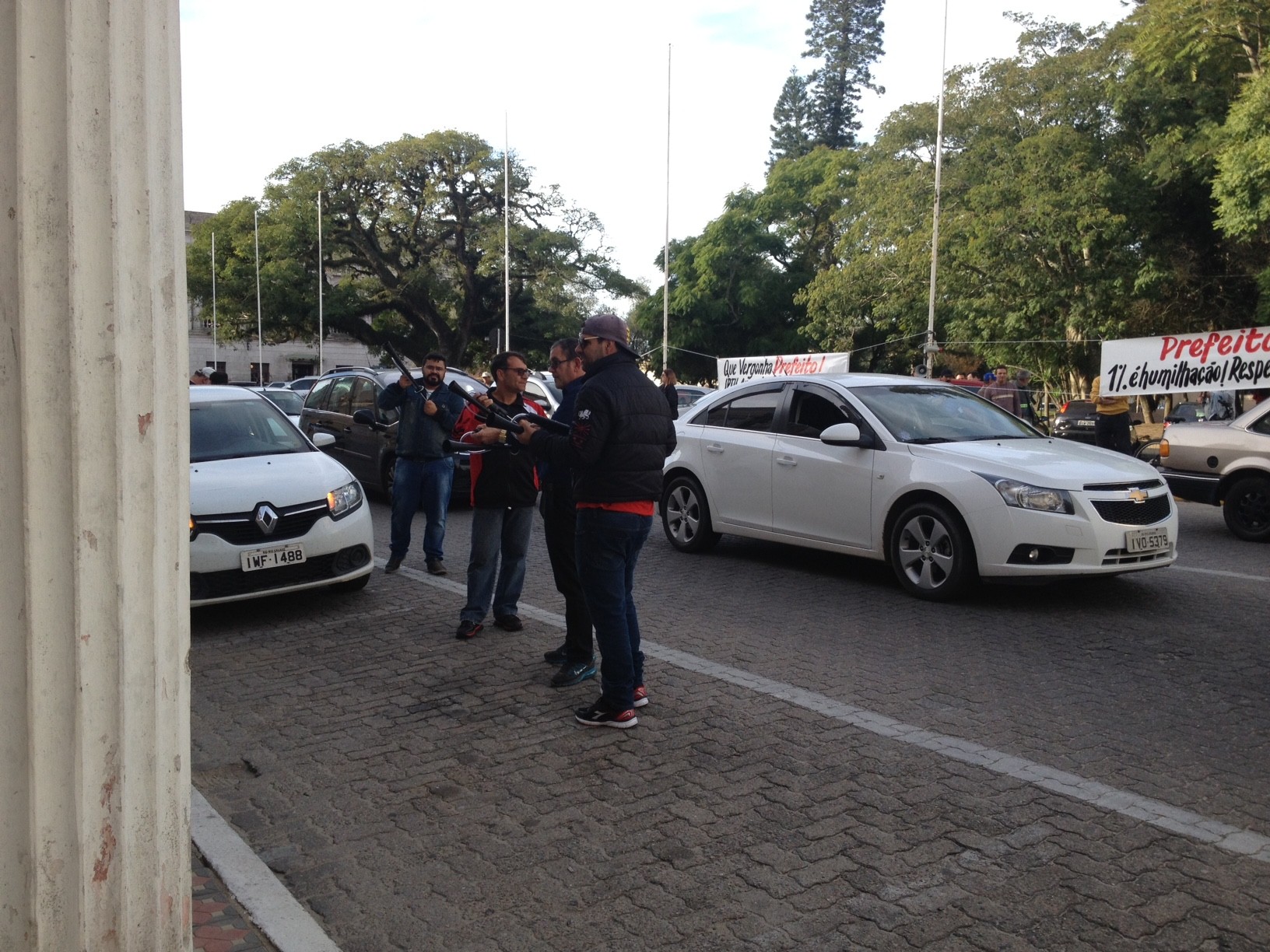 Funcionários municipais promovem buzinaço em frente a prefeitura
