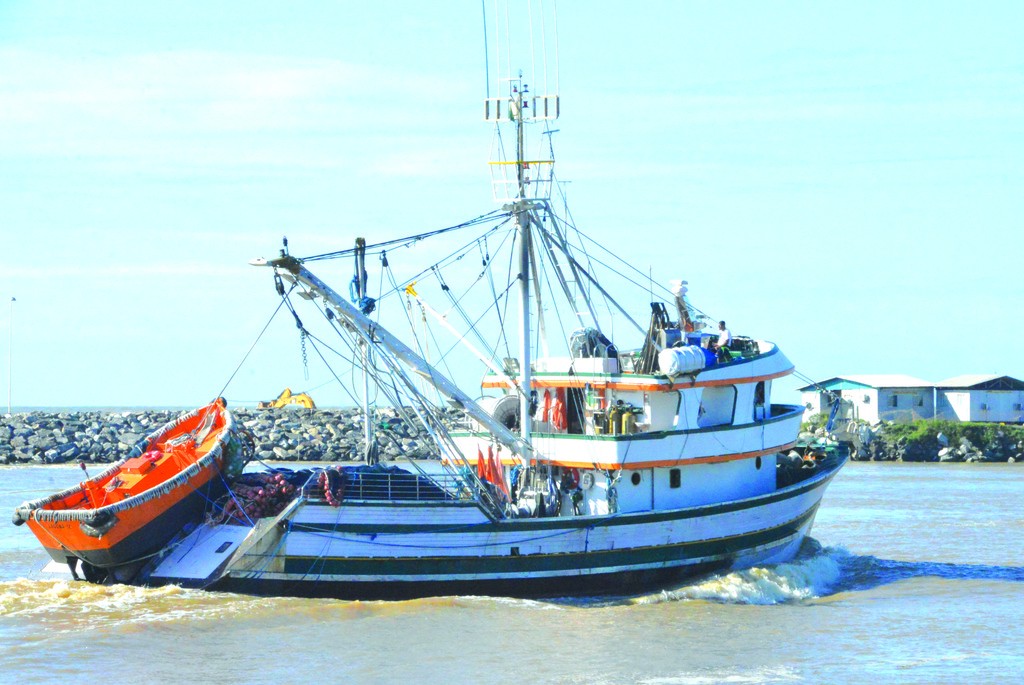 Marinha emite nota sobre naufrágio de navio pesqueiro