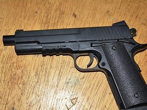 Polícia flagra homens com pistola de brinquedo