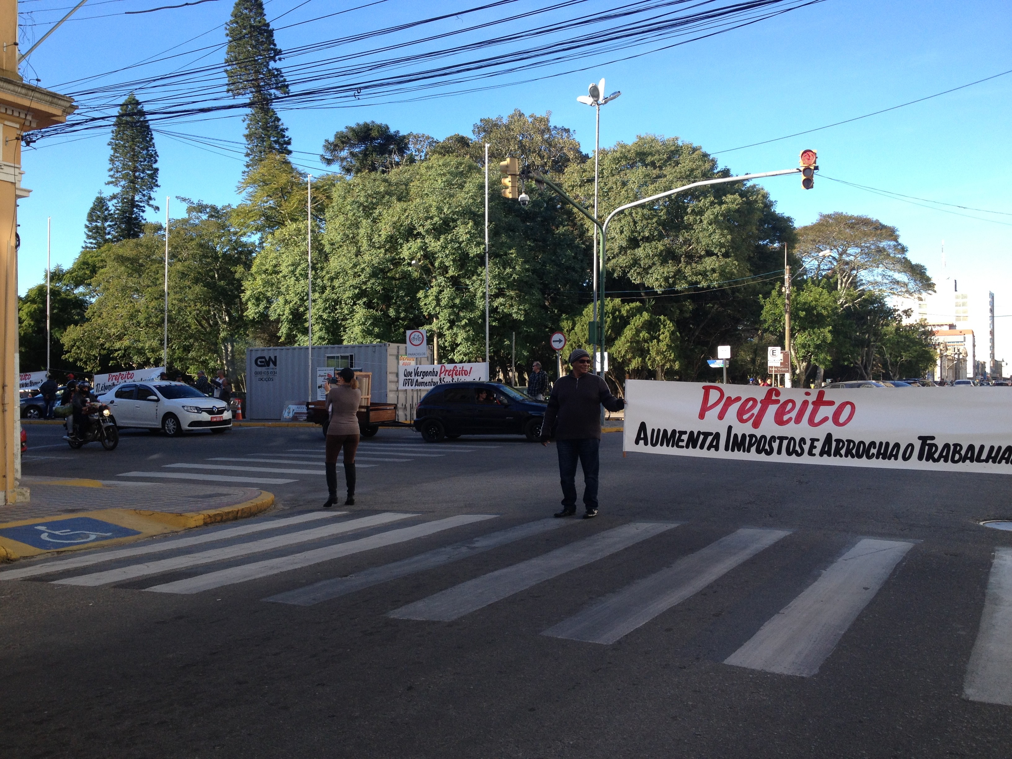 Sismurg promove novo "cornetaço" em frente a Prefeitura