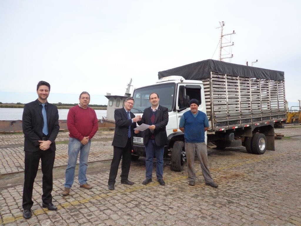 Receita Federal doa caminhão para o Porto de Pelotas