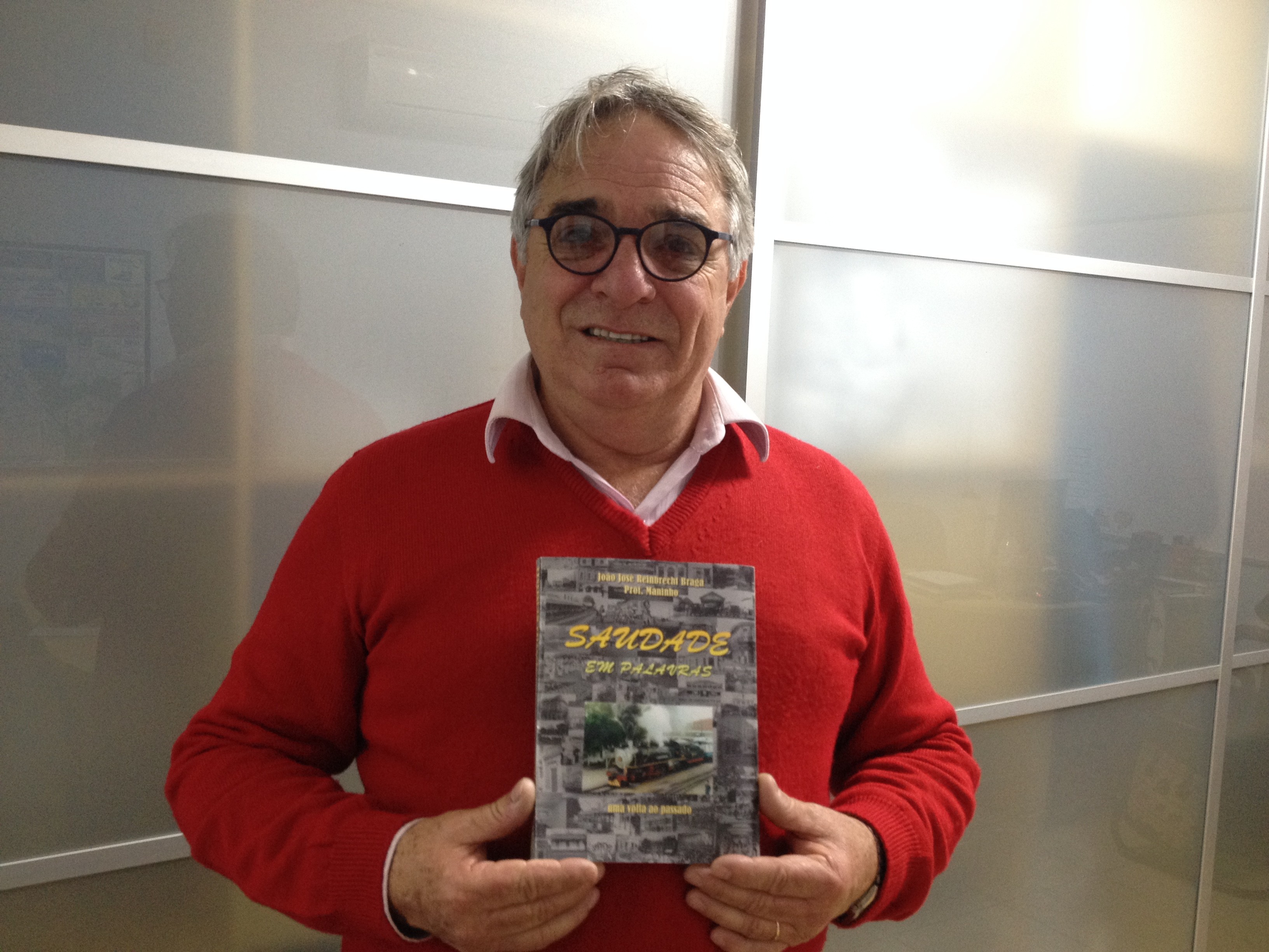 Professor Maninho lança seu terceiro livro em RG
