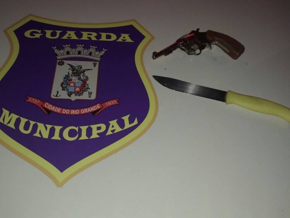 Guarda municipal prende dois com arma e faca na Neto