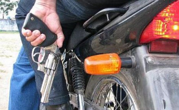 Motorista leva pedrada na cabeça e tem moto roubada em RG