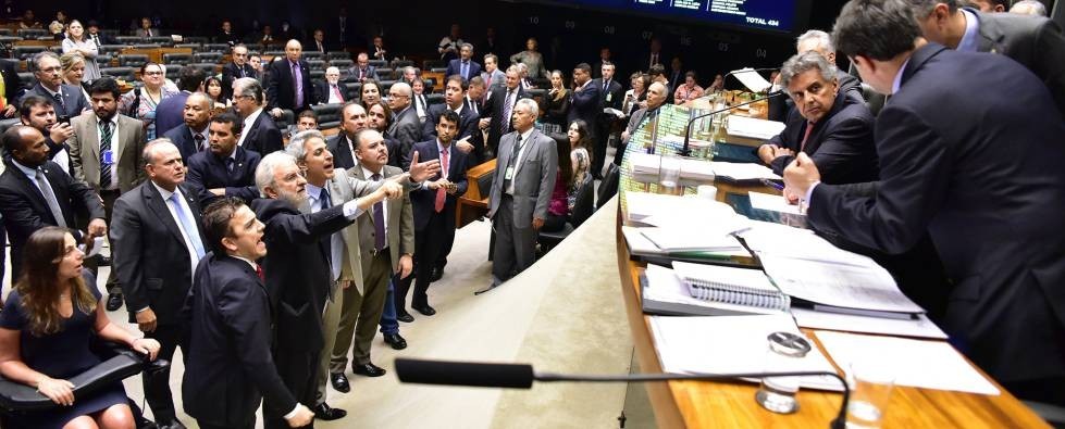 Câmara inicia votação de reforma retirando percentual de fundo público eleitoral