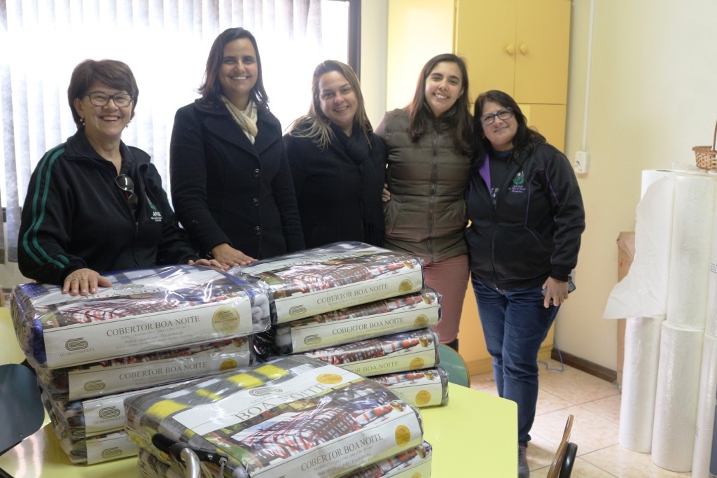 Apae recebe doação de cobertores