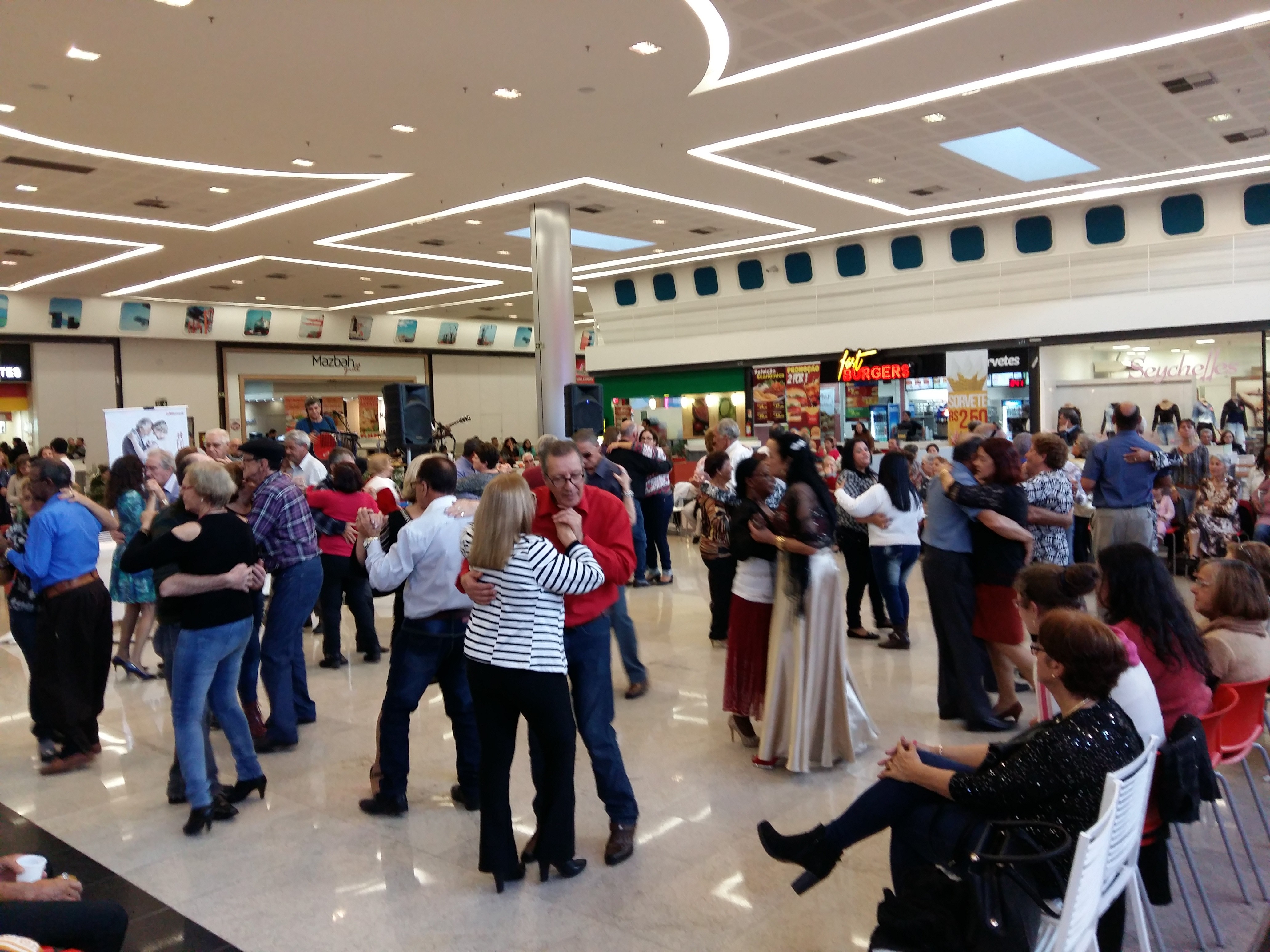 Baile dos avós diverte terceira idade