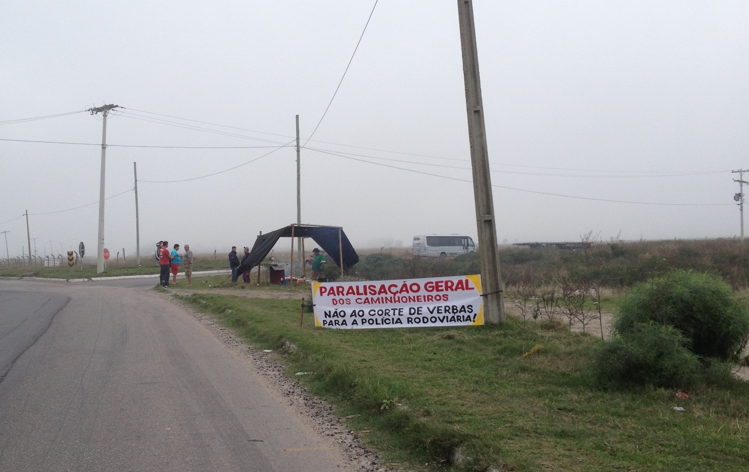 Caminhoneiros bloqueiam estrada em Rio Grande