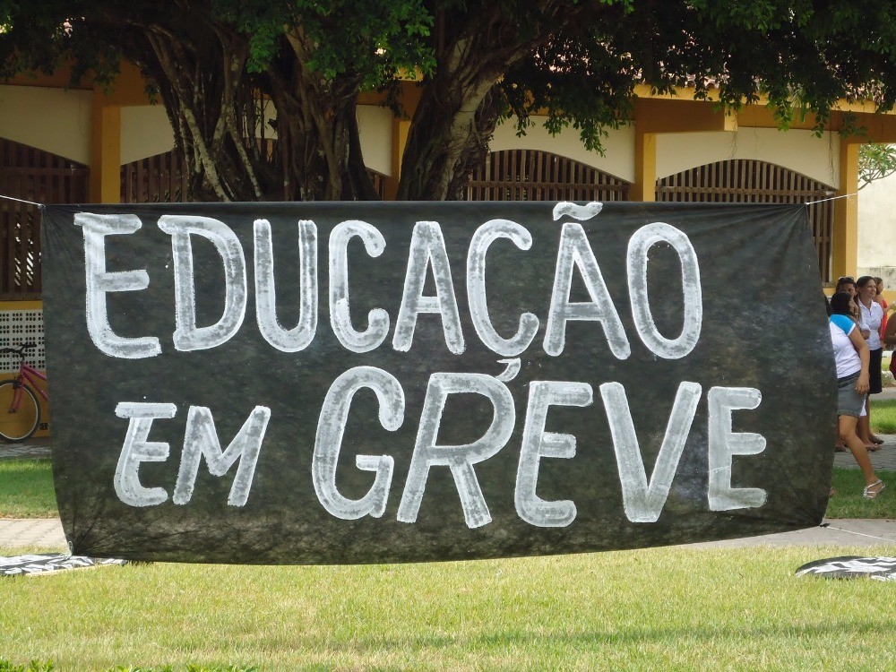 Colégios Estaduais entram em greve