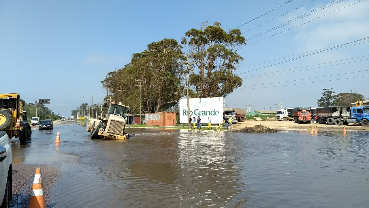 Adutora de água da Corsan é restabelecida no Distrito Industrial