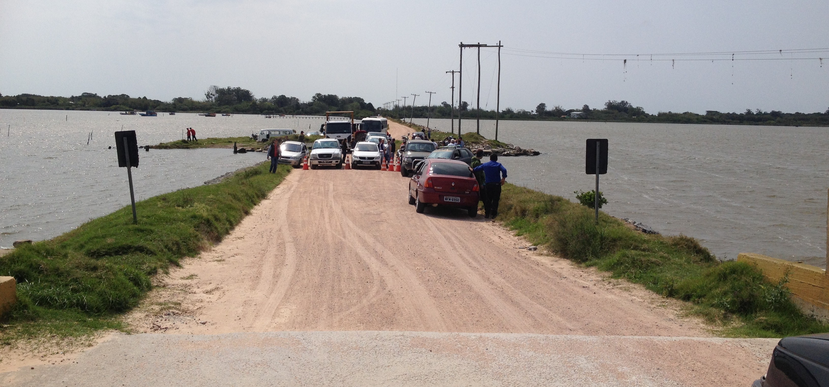 Moradores fecham entrada da Ilha dos Marinheiros e impedem saída de prefeito em exercício e sua comitiva