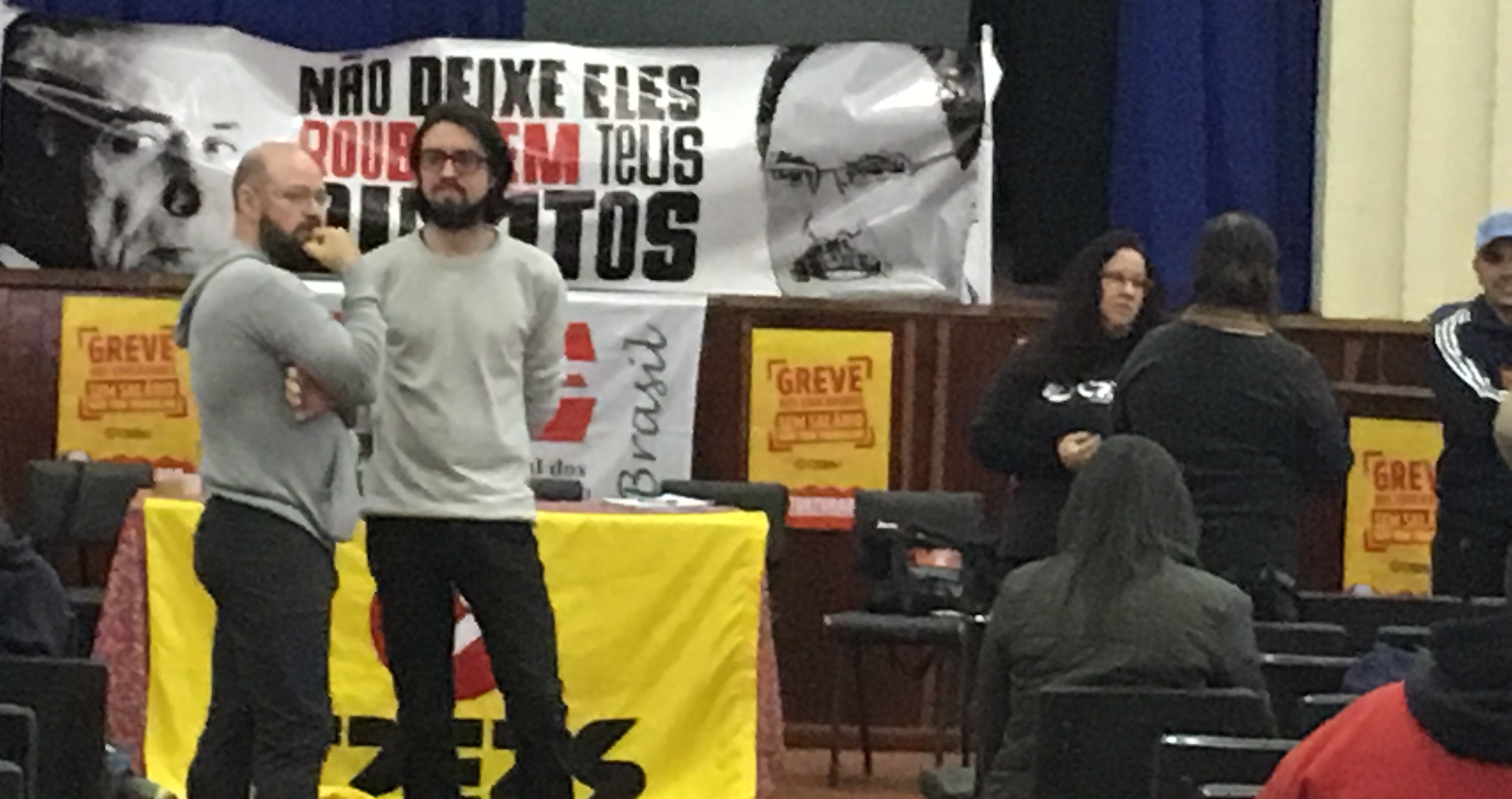 Greve de professores do Estado completa um mês na quinta-feira