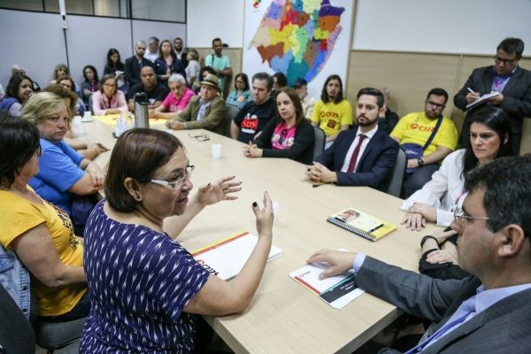 Governo não garante salários em dia e educadores reafirmam continuidade da greve