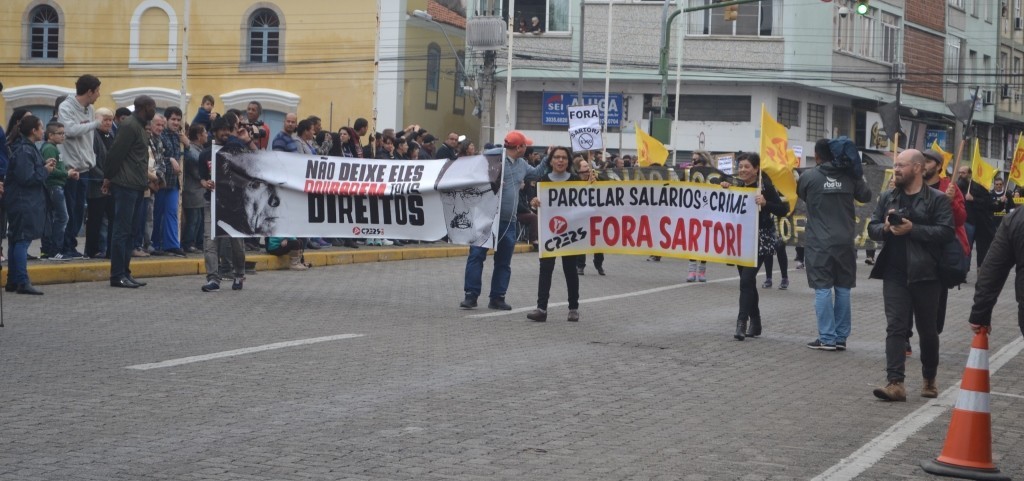 Movimentos sociais protestam durante desfile em Rio Grande