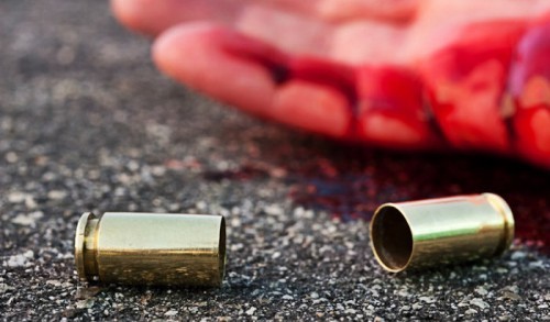 Homem atira contra policial, acaba atingido por outro e morre