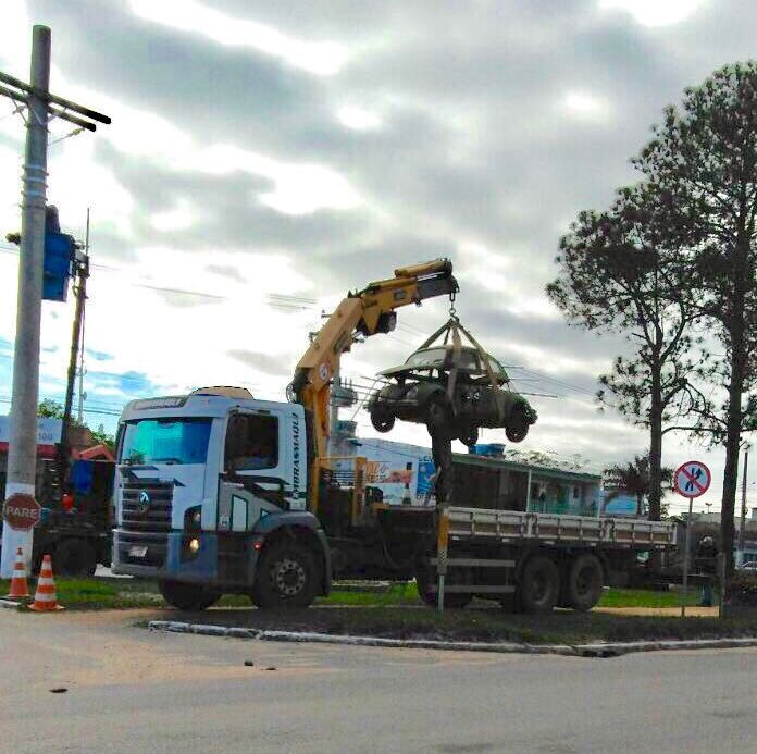 Removida escultura com Fusca da entrada do Cassino