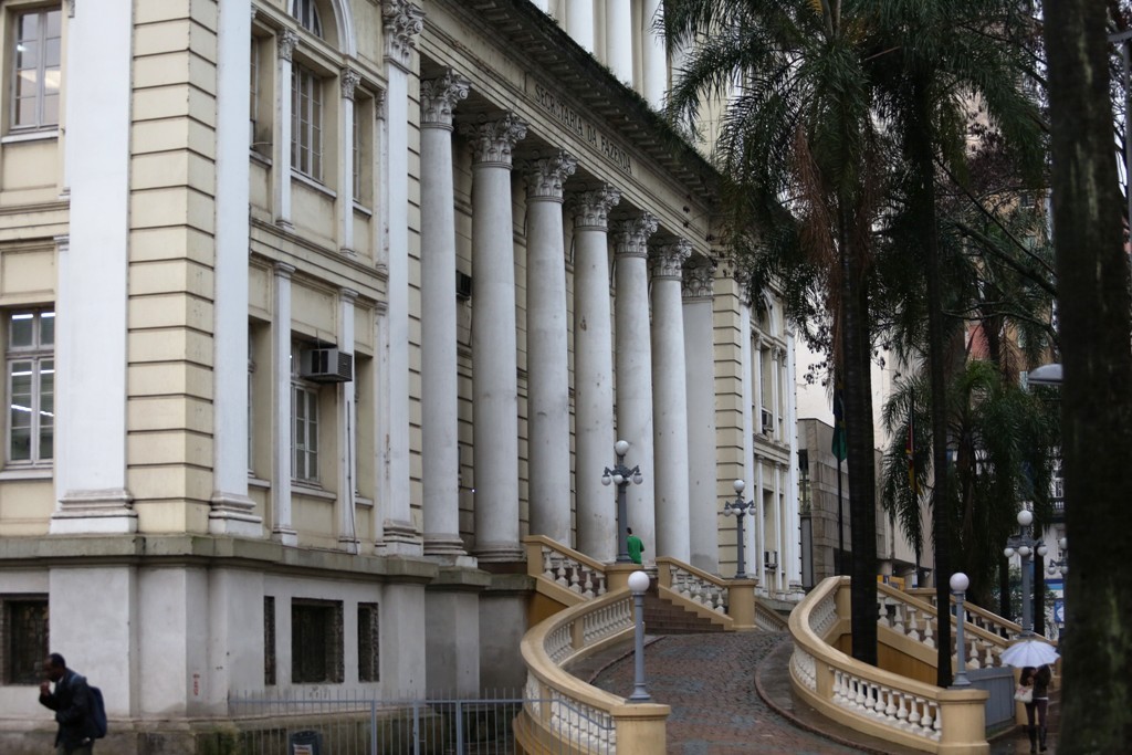 Estado quita salários de 160 mil servidores nesta terça-feira