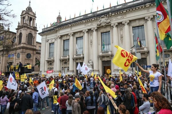 Professores decidem por manter greve; Governo afirma que é um movimento partidário