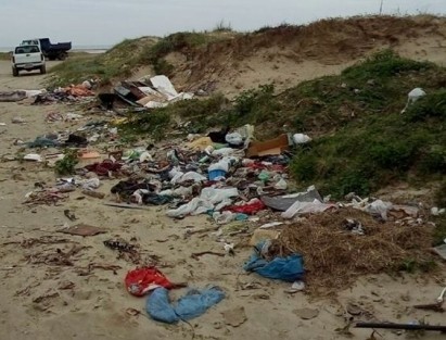 Secretaria do Cassino faz retirada de lixo das dunas da praia