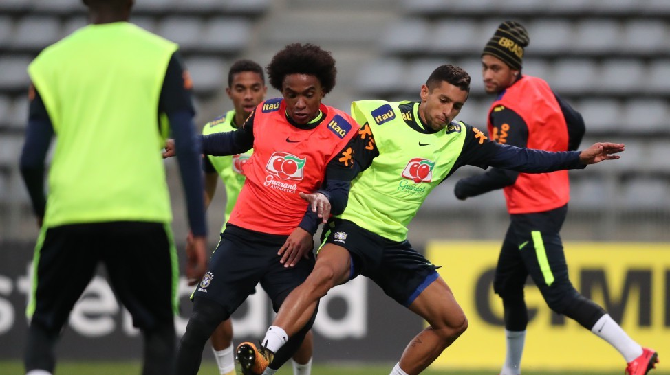 Seleção treina em Paris sem Coutinho