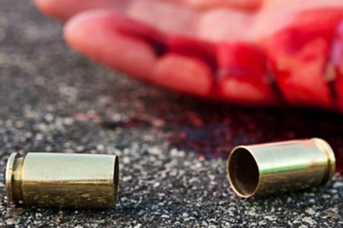 Tiroteio atinge mulher em parada de ônibus e adolescente morre