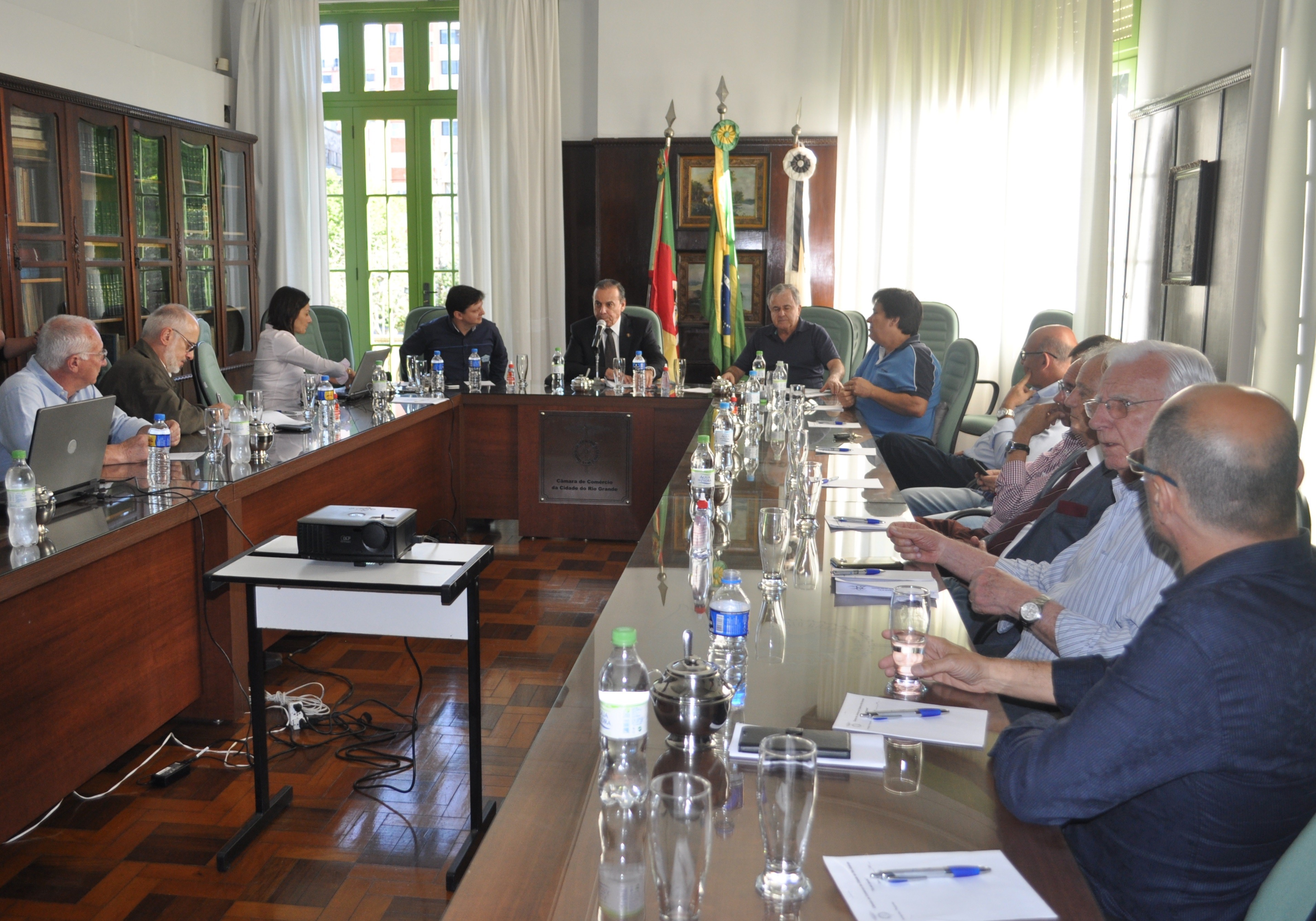Diretoria da Câmara do Comércio debate temas locais