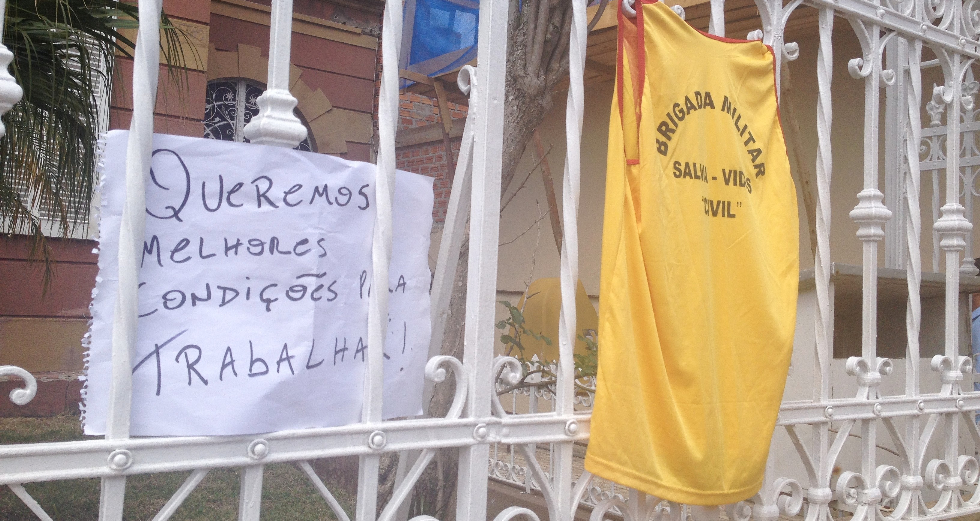 Salva-vidas civis protestam pelo centro de Rio Grande