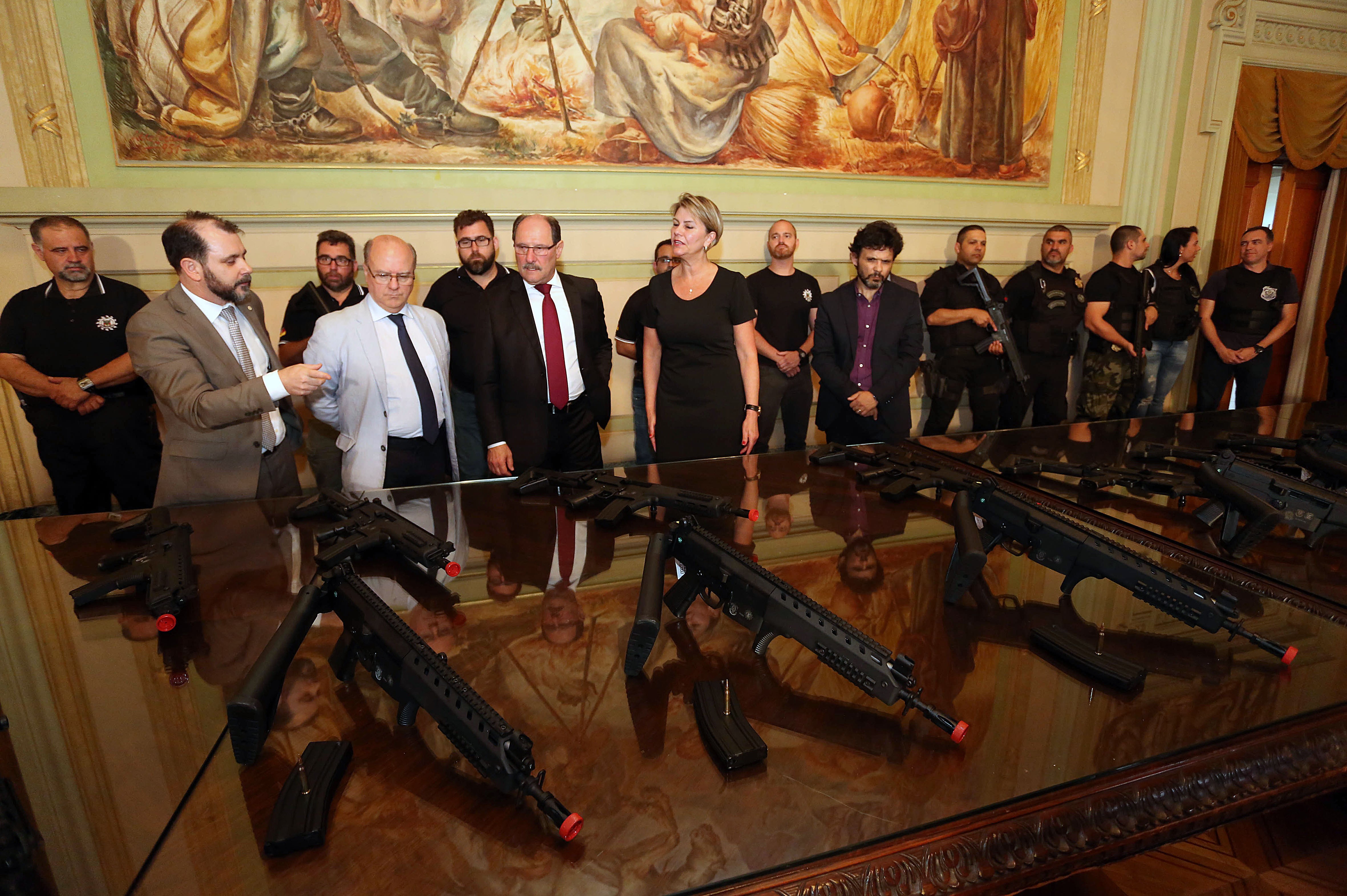 Governo entrega novas armas para reforçar combate à criminalidade