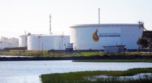 Refinaria realiza parada para manutenção