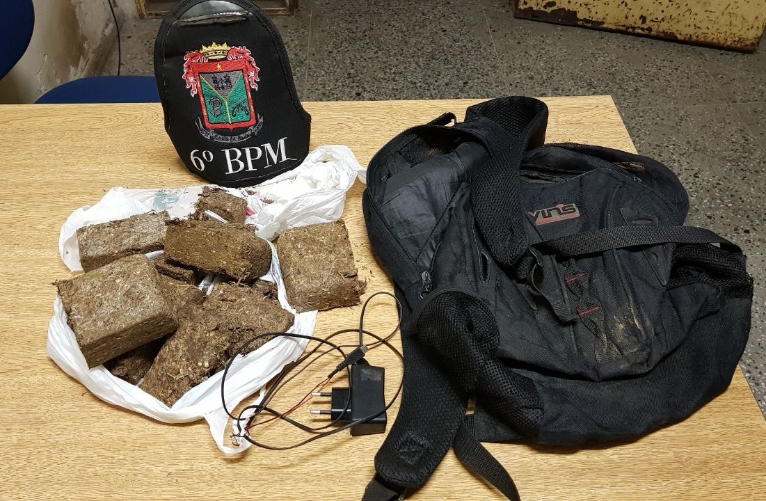 Droga em mochila é jogada para dentro da PERG 