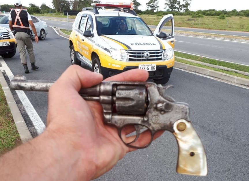 Policiamento Rodoviário flagra homem armado dentro de coletivo