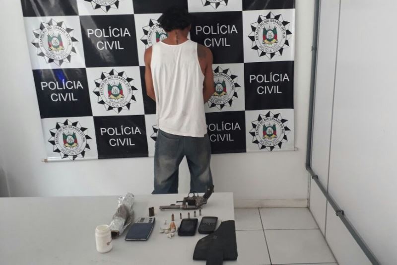 Homem é preso por tráfico de drogas e porte de arma de fogo de uso restrito em RG
