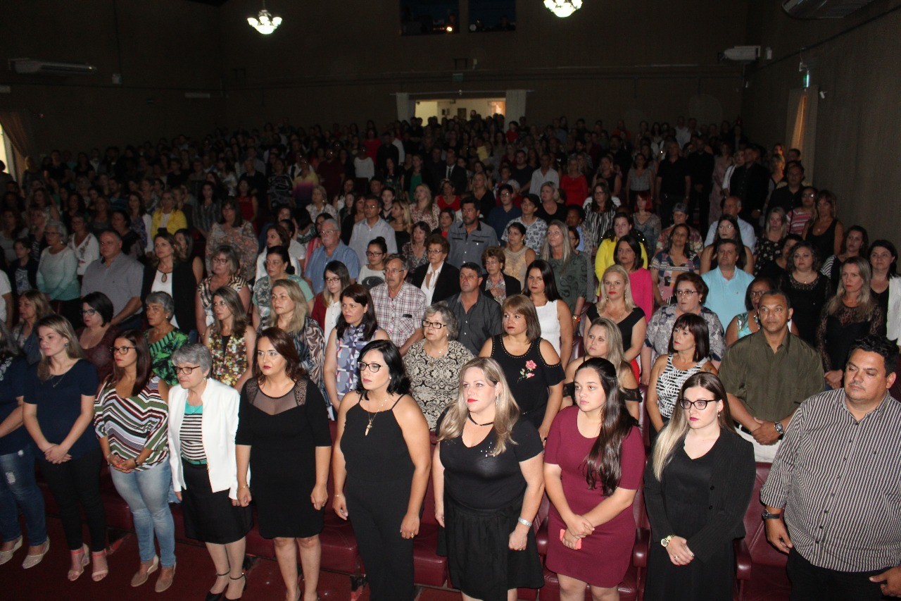 Com Teatro Municipal lotado, 176 diretores e diretoras de escola são empossados