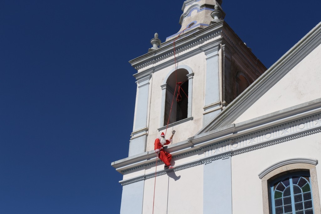 Papai Noel chega de rapel em SJN