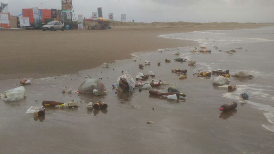 SMC recolhe 3 caminhões de lixo descartados indevidamente na Praia do Cassino