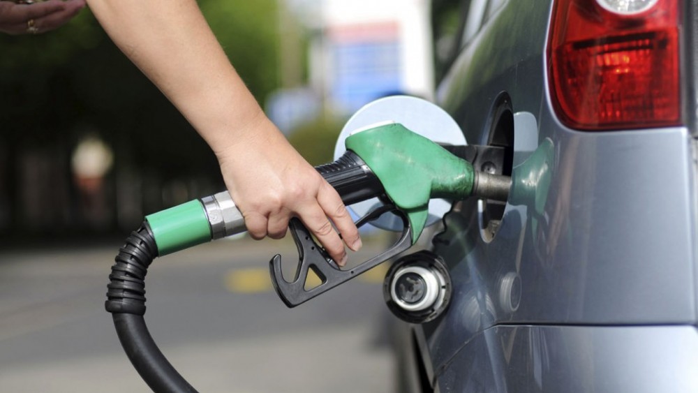 Preço da gasolina diminui e do diesel sobe hoje nas refinarias