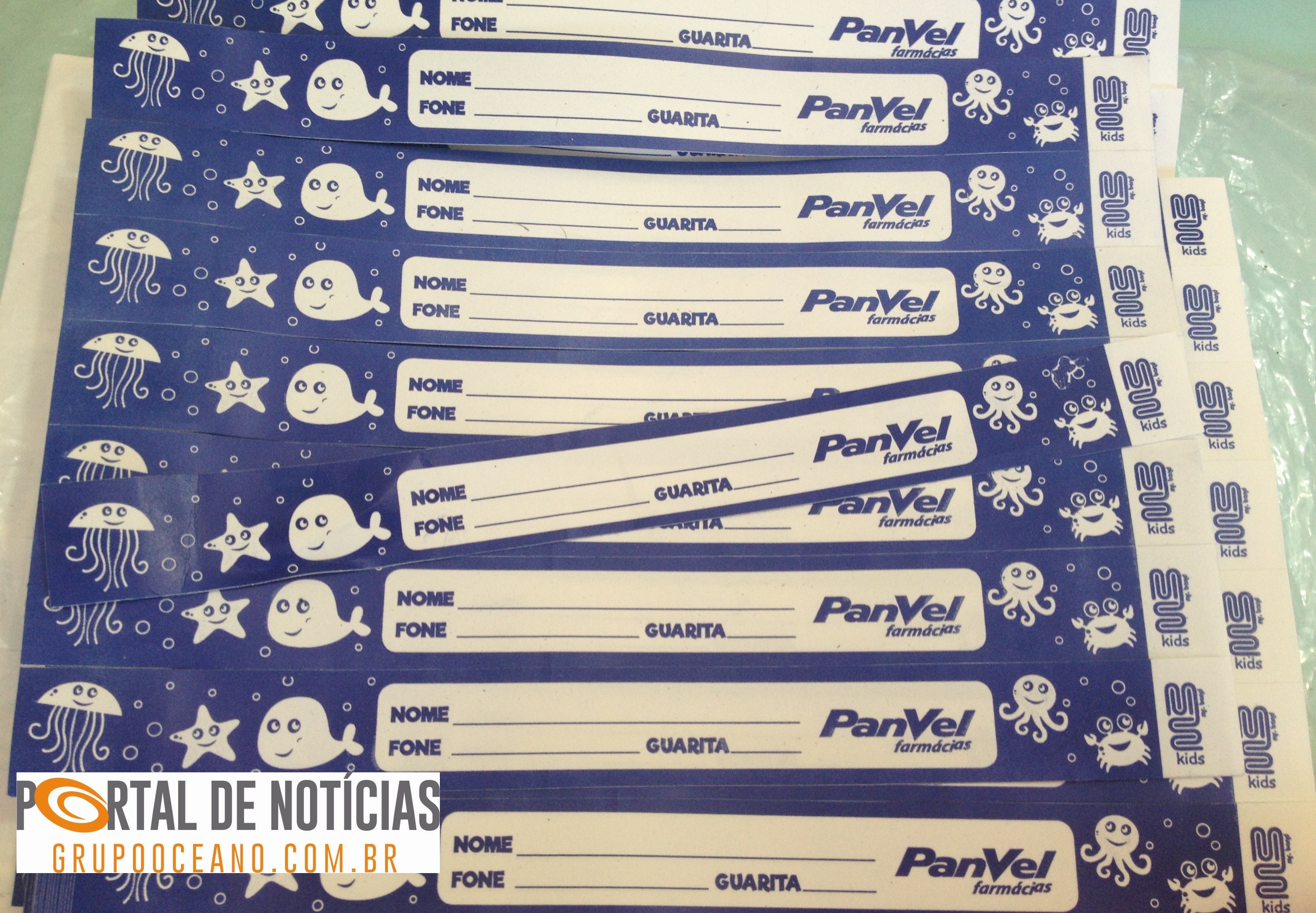 Guarda-vidas estão distribuindo pulseiras de identificação nas guaritas