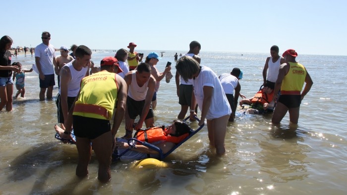 Projeto "Verão Legal - Praia para todos" promove banho de mar para pessoas com deficiência na praia