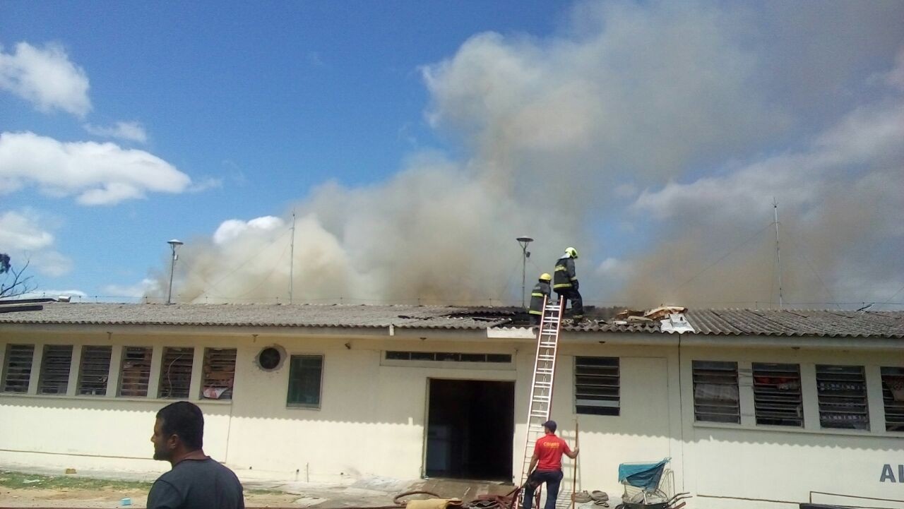 Bombeiros combatem fogo por mais de 4 horas na PERG