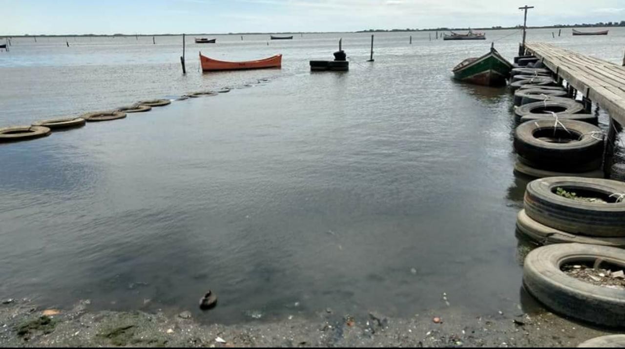 Homem é preso por construir contenção com pneus na Lagoa dos Patos