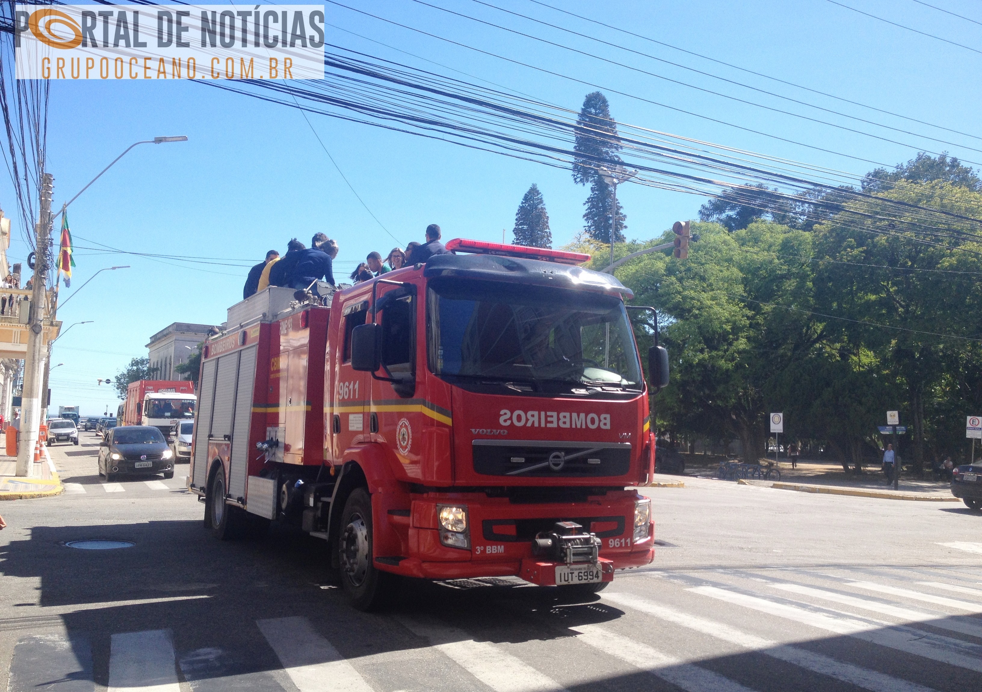 Paratletas são homenageados e desfilam em caminhão dos bombeiros em RG