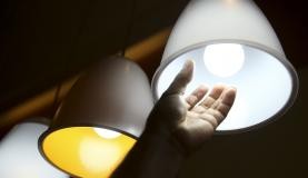 Aneel mantém bandeira tarifária vermelha em dezembro, mas adota patamar menor