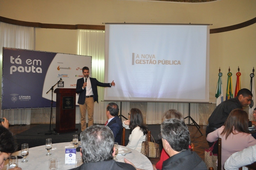 Eduardo Leite fala sobre gestão pública no Tá em Pauta